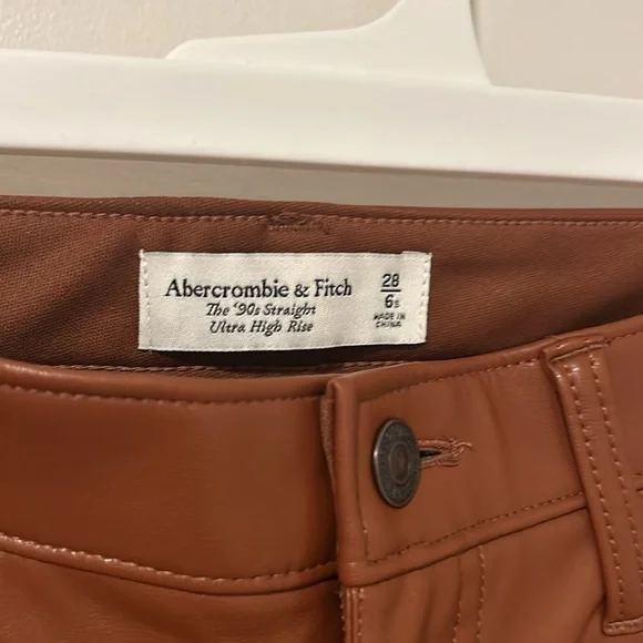 Abercrombie and Fitch Faux Leather 90s Straight Ultra High Rise Size 28/6S - Picture 3 of 5